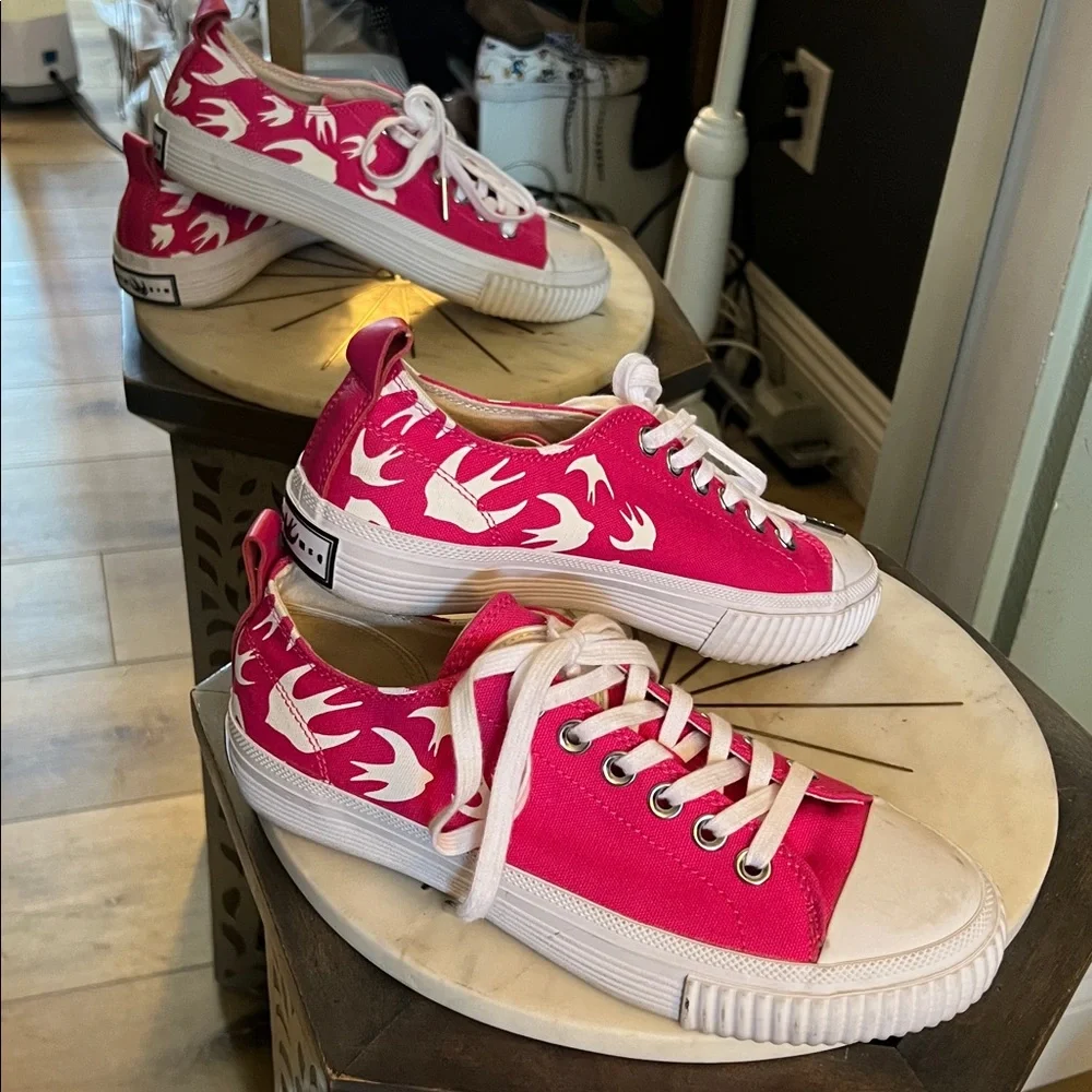 🛑 1 hour sale. Alexander McQueen McQ, 7.5, Magenta &  White Swallows, Sneaker